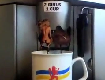 Le célèbre 2 girls 1 cup en version machine à Café