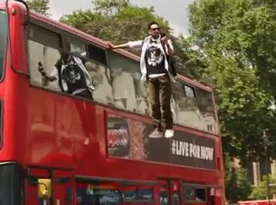 Le magicien Dynamo en lévitation sur un bus londonien