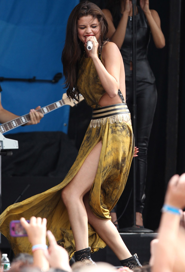 Selena Gomez sans culotte en plein concert