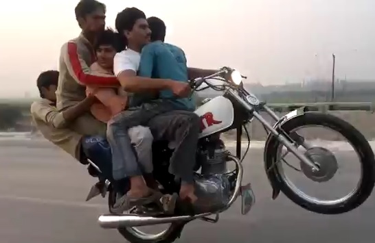 Ils font une roue à 5 personnes sur la même moto