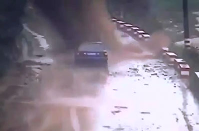 Une voiture reste bloqué dans un glissement de terrain