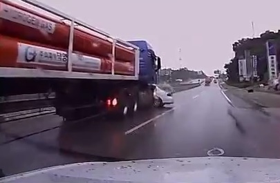 Un camion ne se rend pas compte qu’il pousse une voiture