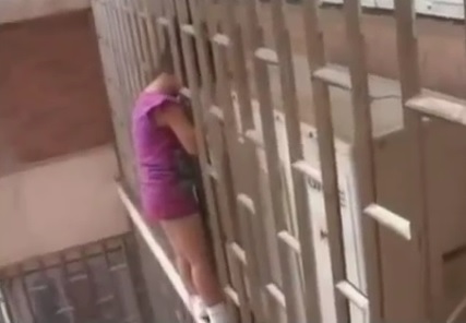 Une petite chinoise suspendue au 24e étage d’un immeuble