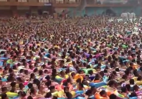 Une piscine à vague bondée en Chine
