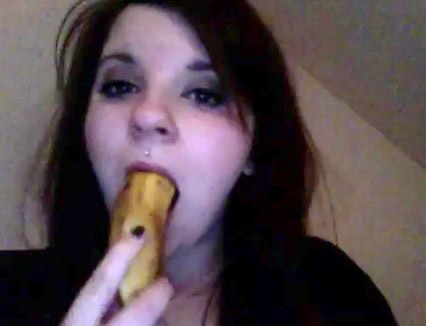 Elle peut faire entrer une banane entière dans sa bouche