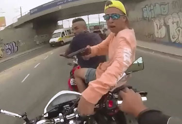 Un policier abat un jeune voleur de moto au Brésil