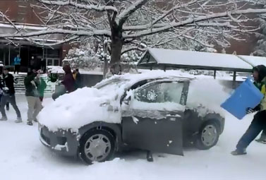 Ils attaquent des automobilistes avec des boules de neige