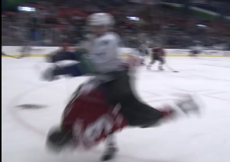 Il fait un salto après un tampon violent au hockey sur glace