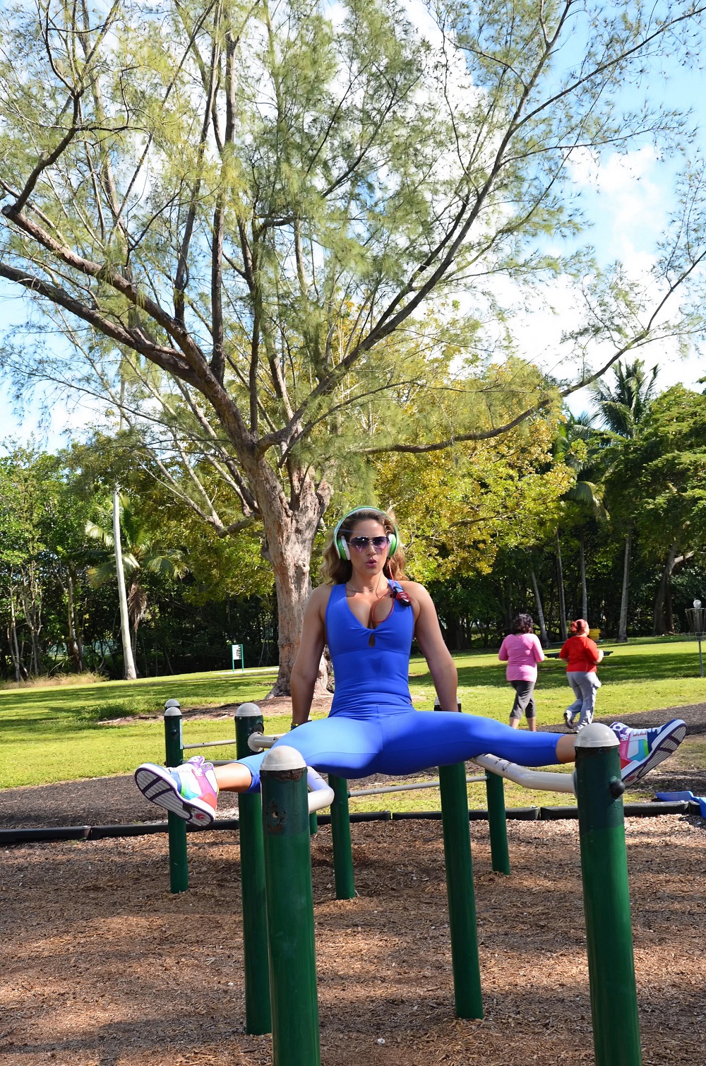 Jennifer Nicole Lee fait du fitness dans une combinaison bleue serrée 003