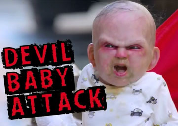 Un bébé possédé par le diable fait peur aux passants