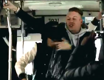 Mackelmore et Ryan Lewis chantent dans un bus public