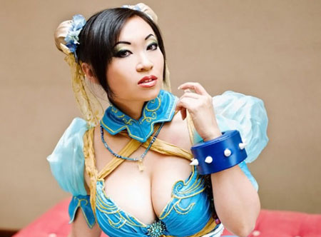 La cosplayeuse Yaya Han en mode Chun Li sexy