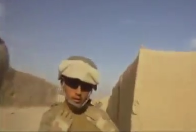 Equipé de sa GoPro, un soldat marche en plein sur une mine