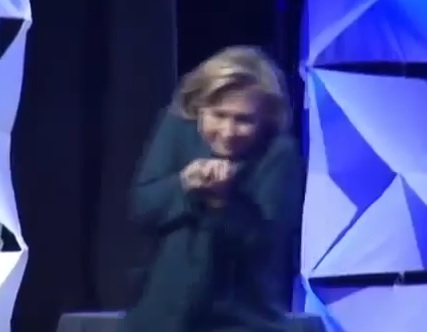Hillary Clinton reçoit une chaussure pendant son discours