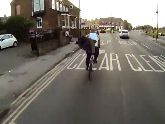 Un cycliste anglais veut retirer sa veste en pédalant