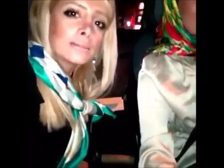 Deux iraniennes veulent chanter tout en conduisant