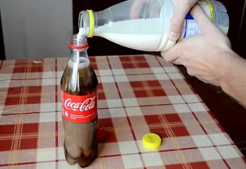 L’effet du lait sur du Coca Cola