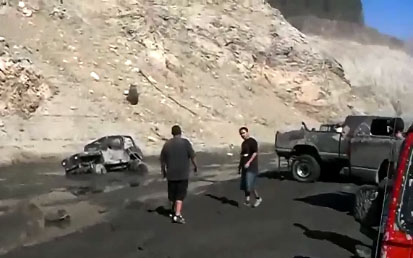 Ils essayent de décoincer sa Jeep de la boue : Fail