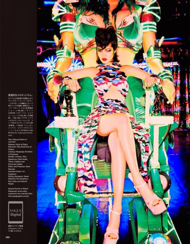 Chiharu Okunugi assise sur un trone pour Vogue