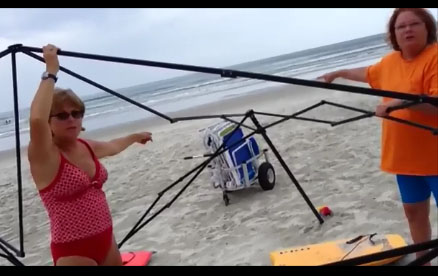 Deux femmes tentent de voler une tente sur la plage