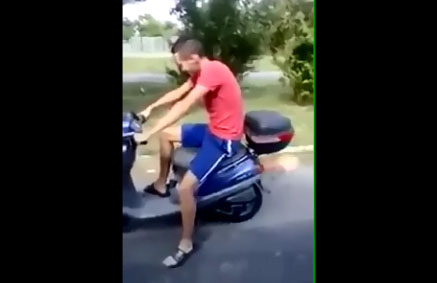 Il modifie son scooter avec un moteur de superbike