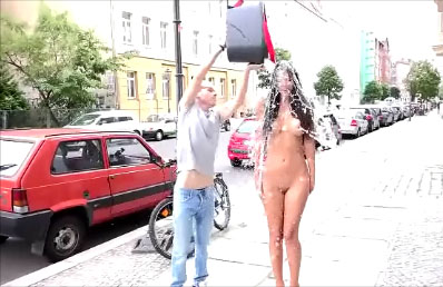 Le Ice Bucket Challenge de Micaela Schäfer nue (non censuré)