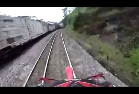 Faire de la motocross sur un chemin de fer est une mauvaise idée