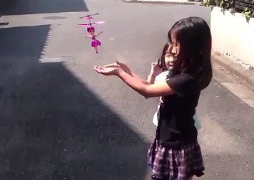 Une petite japonaise teste un jouet hélicoptère (fail)