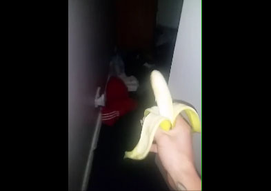 Il nourrit un singe très spécial avec une banane