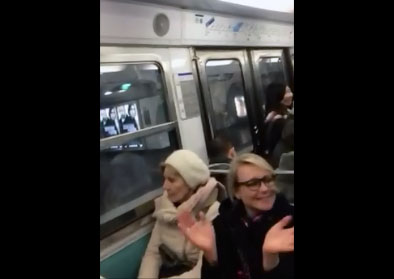 Un conducteur de métro se met à chanter au micro