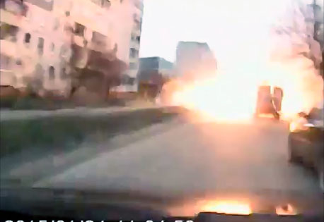 Des bombes explosent juste devant sa voiture en Ukraine