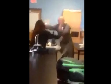 Un prof se bagarre avec une de ses élèves insolante