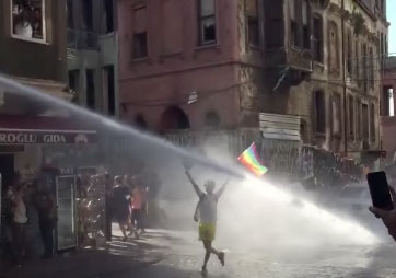 Un manifestant se prend un canon à eau dans la tête à Istanbul