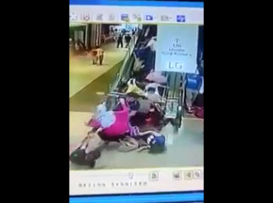 Un escalator fou dans un centre commercial malaisien