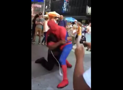 Spiderman se bagarre dans une rue de New York