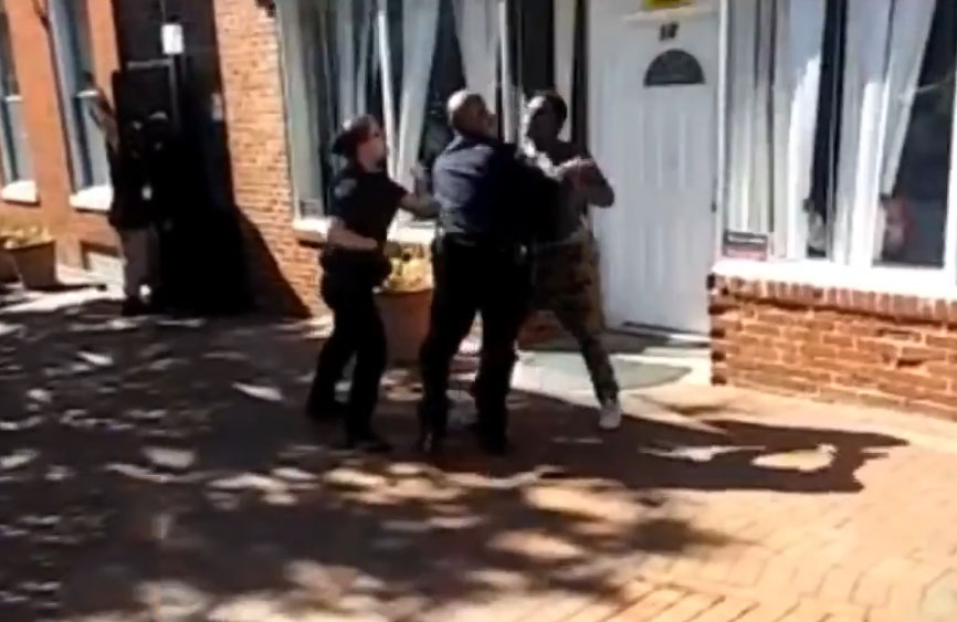 Un homme frappe un policier lors de son arrestation