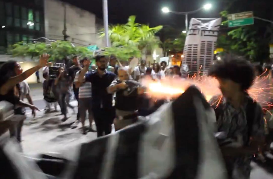 Un policier brésilien tire à bout portant sur un manifestant