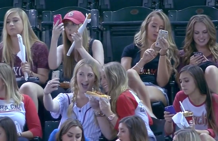 Les commentateurs se moquent des filles qui font des selfies