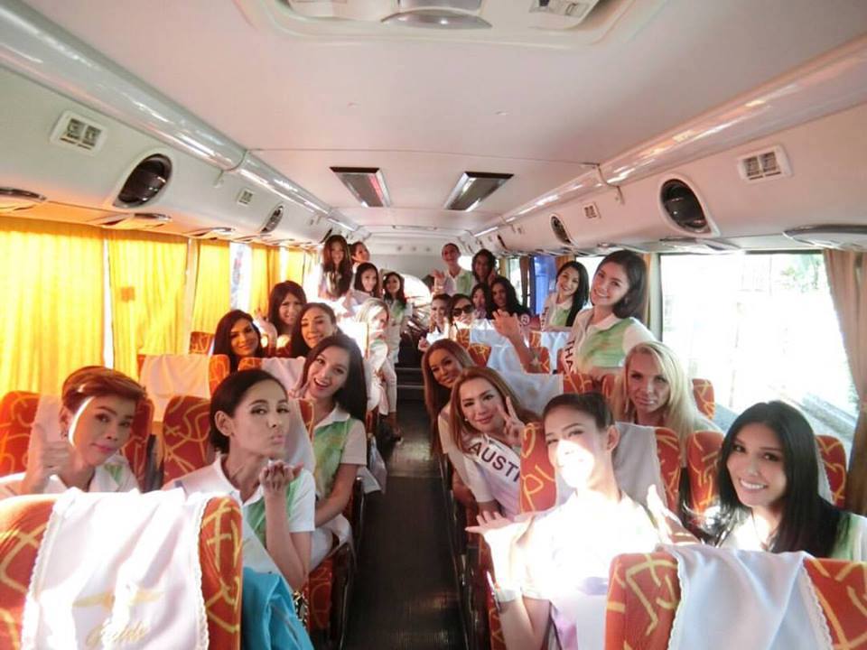 Les candidates de Miss International Queen dans un bus