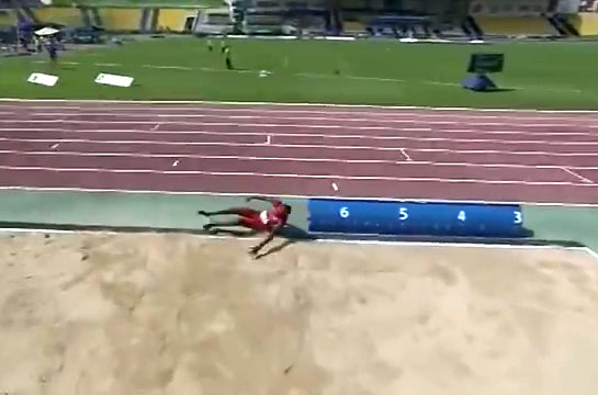Un athlète aveugle se loupe et saute en dehors du bac à sable
