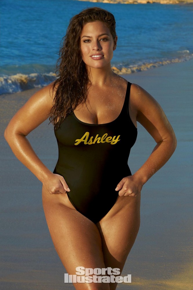 Ashley Graham pose pour le magazine Sport Illustrated