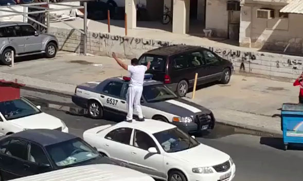Un homme ivre au Koweït, frappe un policier et le met KO