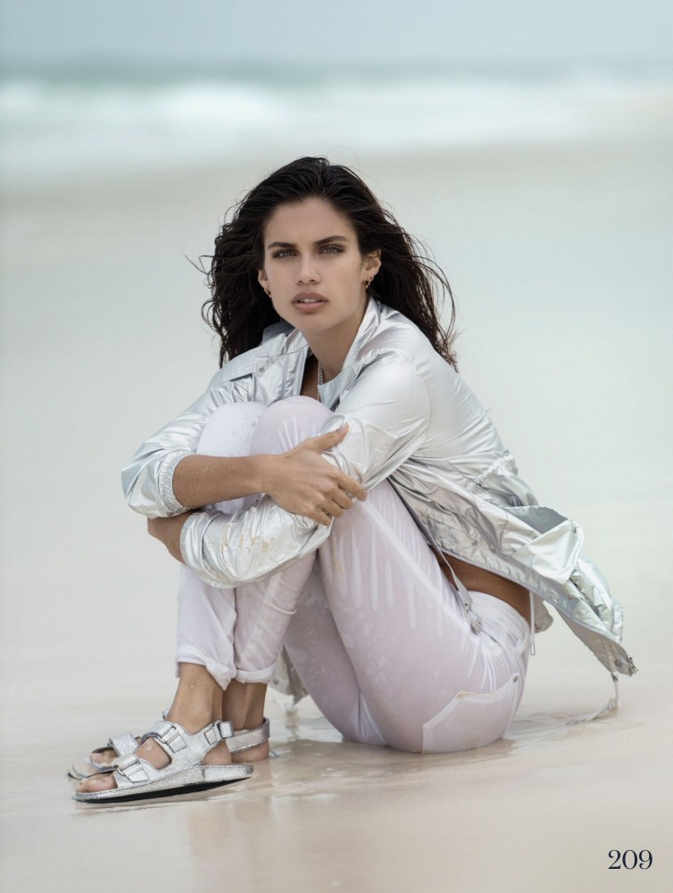 Sara Sampaio pose sur une plage pour ELLE