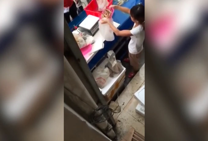 Une poissonnière chinoise surprise en train d’arnaquer ses clients