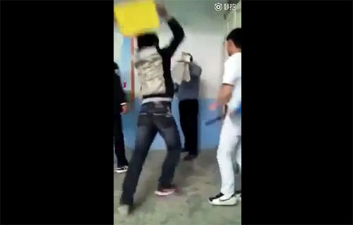 Un professeur se fait tabasser plusieurs fois par ses élèves