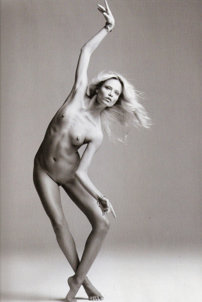 Natasha Poly pose nue pour le magazine Vogue Espagne