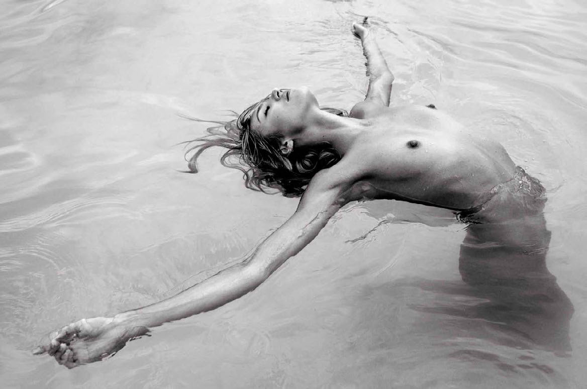 Candice Swanepeol pose nue au bord d'une piscine pour Vogue