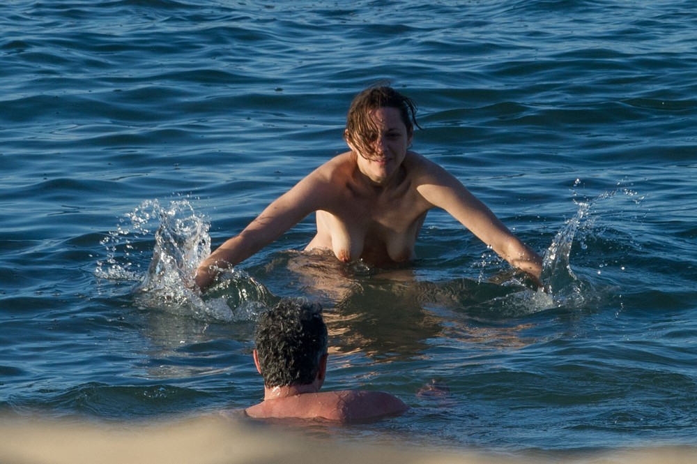 Marion Cotillard topless à Fuerteventura