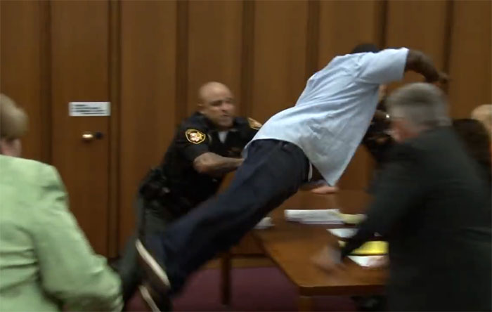Un père saute sur le meurtrier de sa fille en plein tribunal