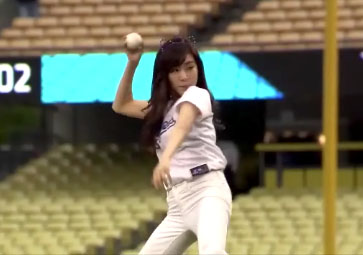 Tiffany Hwang joue au baseball… très mal